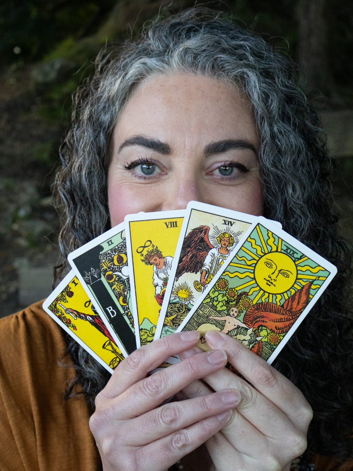 Elea presenting Tarot cards